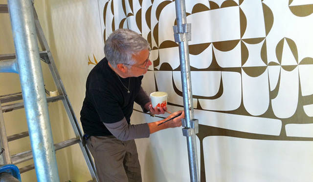 <strong>BARNEYS NEW YORK｜バーニーズ　ニューヨーク</strong>　作業中のジョン＝ポール・フィリピ氏