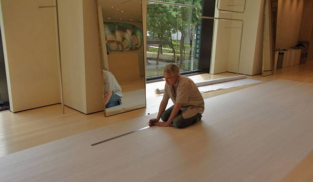 <strong>BARNEYS NEW YORK｜バーニーズ　ニューヨーク</strong>　作業中のジョン＝ポール・フィリピ氏