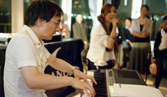 <strong>OCEANUS presents　夜ジャズ　URBAN CRUISE EDITION</strong>　写真左／クリヤ・マコト、写真右／akiko