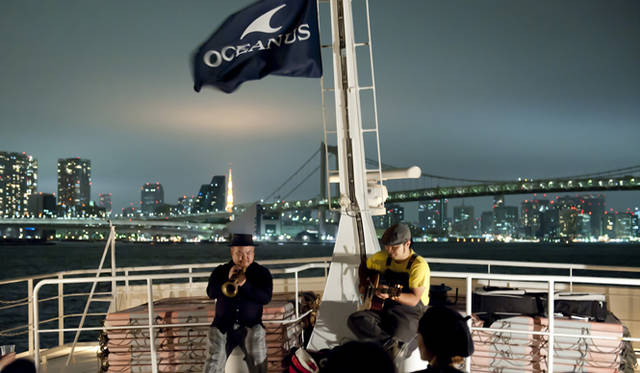 <strong>OCEANUS presents　夜ジャズ　URBAN CRUISE EDITION</strong>　写真左／織田祐亮（トランペット）、写真右／君塚世和（ギター）
