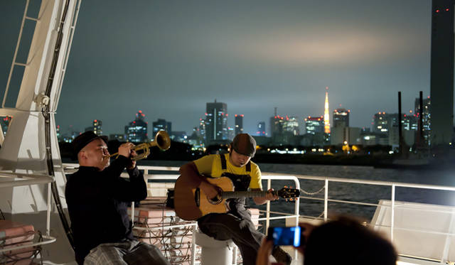<strong>OCEANUS presents　夜ジャズ　URBAN CRUISE EDITION</strong>　写真左／織田祐亮（トランペット）、写真右／君塚世和（ギター）