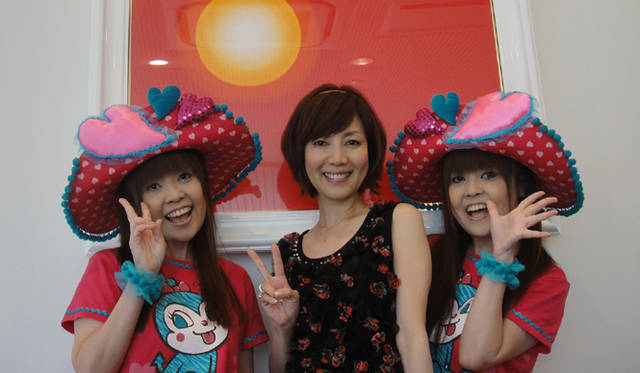 <strong>戸田恵子｜慌ただしくも充実した、夏を振り返る　その1</strong><br />『アンパンマンのマーチ』を唄っているドリーミングのふたりとも久びさに会えました。