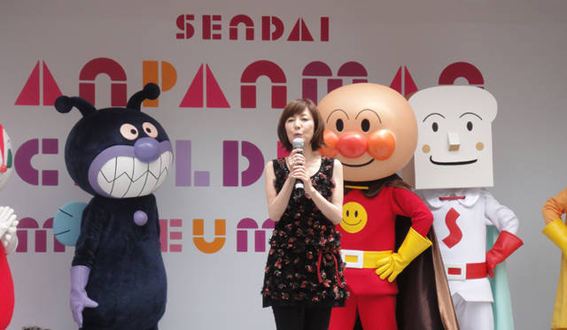 <strong>戸田恵子｜慌ただしくも充実した、夏を振り返る　その1</strong><br />たくさんの着ぐるみに子どもたちは大興奮！　やっぱり私より着ぐるみです（笑）。いつもやなせ先生と話してるんです、着ぐるみには敵わないって（笑）。