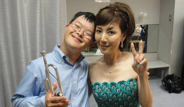 <strong>戸田恵子｜慌ただしくも充実した、夏を振り返る　その1</strong><br />私はトランペット奏者の榊原俊輝くんとコラボレーションして、『とびら』『オーバー・ザ・レインボー』の2曲を歌わせていただきました。