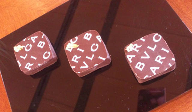 <strong>SAKURA｜第17回 トレンドをさりげなく取り入れたビューティギフト</strong>　銀座ブルガリタワー10階の「ブルガリ イル バール」にて、ブルガリのショコラもいただきました。