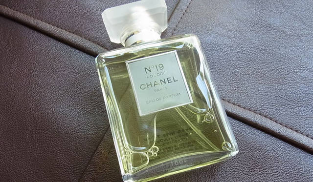 <strong>SAKURA｜第17回 トレンドをさりげなく取り入れたビューティギフト</strong>　「シャネル」 No19 プードレ オードゥ パルファム（ヴァポリザター）50ml