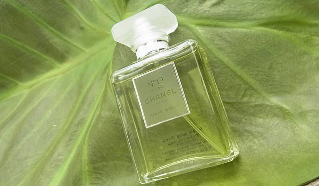 <strong>SAKURA｜第17回 トレンドをさりげなく取り入れたビューティギフト</strong>　「シャネル」 No19 プードレ オードゥ パルファム（ヴァポリザター）50ml