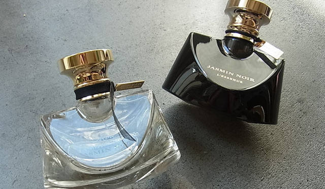 <strong>SAKURA｜第17回 トレンドをさりげなく取り入れたビューティギフト</strong>　（黒いボトル）「ブルガリ」ジャスミンノワール レサンス50ml（限定発売）、（透明のボトル）「ブルガリ」モン ジャスミンノワール50ml