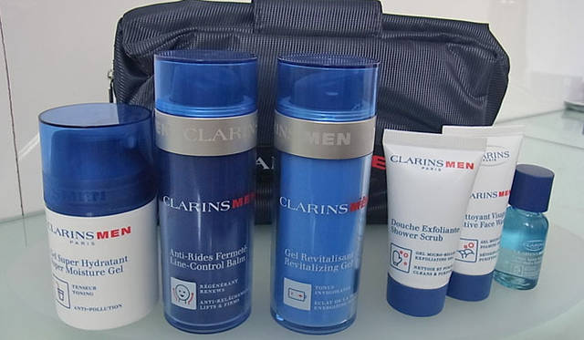 <strong>SAKURA｜第17回 トレンドをさりげなく取り入れたビューティギフト</strong>　「クラランス メン」メン ベストコレクション コフレ(11月18日限定発売)<br>アクティヴ フェイス ウォッシュ（トライアルサイズ30g）、アフター シェイヴ スプラッシュ（トライアルサイズ15ml）、シャワースクラヴ（トライアルサイズ25g）、メン グルーミング パース。これに、現品3点（モイスチャー ジェル S 50g or ブースター ジェル 50ml or フェルムテ バーム 50g）から1点をチョイスできるカスタマイズコフレ