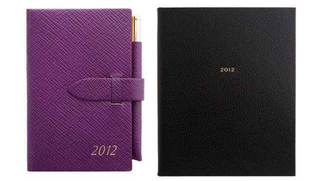 <strong>SMYTHSON｜スマイソン</strong>　左／WAFER DIARY（パープル）1万3650円、右／KINGS DIARY（ブラック）3万450円