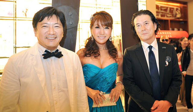 <strong>BARNEYS NEW YORK｜バーニーズ　ニューヨーク</strong>　バーニーズ　ニューヨーク福岡店レセプションパーティー　左から、バーニーズ　ジャパン　クリエイティブディレクター 谷口勝彦氏、タレントのはるな愛さん、バーニーズ　ニューヨーク福岡店 渡邉店長