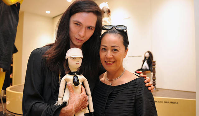 <strong>BARNEYS NEW YORK｜バーニーズ　ニューヨーク</strong>　バーニーズ　ニューヨーク福岡店レセプションパーティー　ドールアーティスト アンドリュー・ヤン氏と、「MIKAKO NAKAMURA」デザイナー 中村三加子さん
