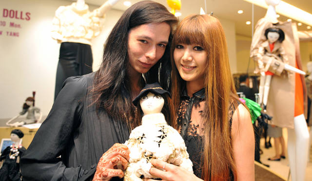 <strong>BARNEYS NEW YORK｜バーニーズ　ニューヨーク</strong>　バーニーズ　ニューヨーク福岡店レセプションパーティー　ドールアーティスト アンドリュー・ヤン氏と、「アウラアイラ」デザイナー 川島幸美さん