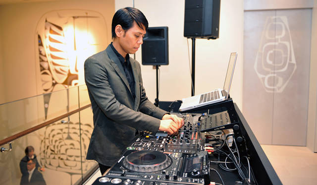 <strong>BARNEYS NEW YORK｜バーニーズ　ニューヨーク</strong>　バーニーズ　ニューヨーク福岡店レセプションパーティー　レセプション会場をすてきな音楽で盛り上げたDJの大沢伸一氏