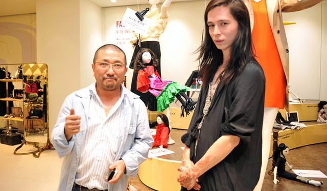 <strong>BARNEYS NEW YORK｜バーニーズ　ニューヨーク</strong>　バーニーズ　ニューヨーク福岡店レセプションパーティー　藤巻兄弟社 藤巻幸夫氏と、ドールアーティスト アンドリュー・ヤン氏。KEITA MARUYAMAドールを囲んで