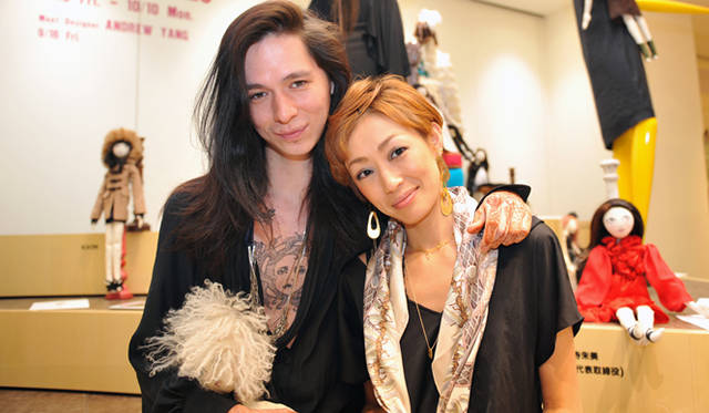 <strong>BARNEYS NEW YORK｜バーニーズ　ニューヨーク</strong>　バーニーズ　ニューヨーク福岡店レセプションパーティー　ドールアーティスト アンドリュー・ヤン氏と、バーニーズ　ジャパン ウィメンズMD部 福原奈津子さん