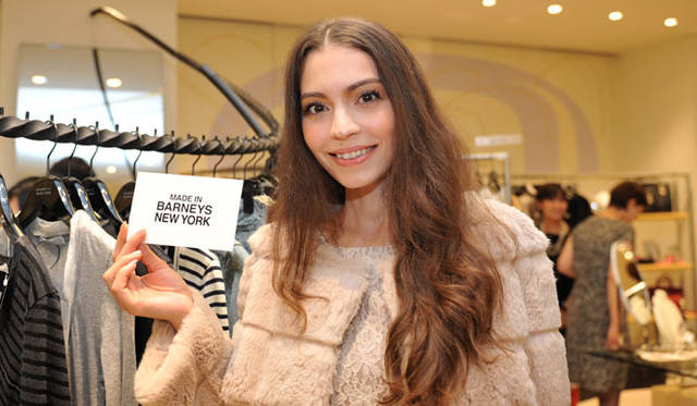 <strong>BARNEYS NEW YORK｜バーニーズ　ニューヨーク</strong>　バーニーズ　ニューヨーク福岡店レセプションパーティー　レセプションの会場内をバーニーズ　ニューヨークオリジナルレーベルの洋服でモデル・ウォーキングしたモデル