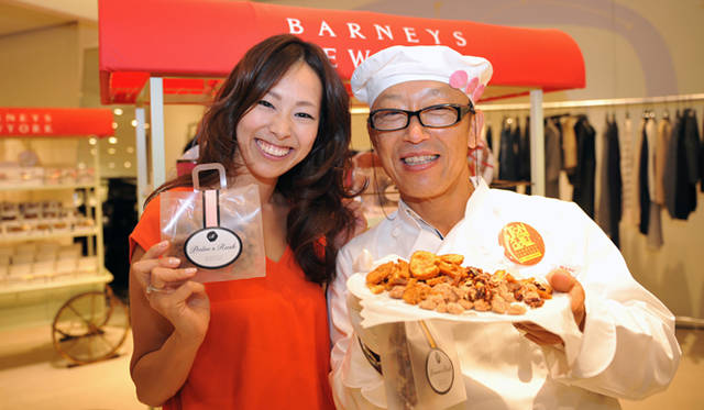 <strong>BARNEYS NEW YORK｜バーニーズ　ニューヨーク</strong>　バーニーズ　ニューヨーク福岡店レセプションパーティー　「TREAT DRESSING」代表 山城葉子さん、オープン記念アイテムのラスクワゴンの前で