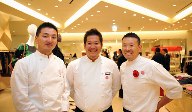 <strong>BARNEYS NEW YORK｜バーニーズ　ニューヨーク</strong>　バーニーズ　ニューヨーク福岡店レセプションパーティー　左から、「オステリア・インクローチ」シェフ 村上 浩氏、「ラ・メゾン・ドゥ・ラ・ナチュール Goh」シェフ 福山 剛氏、「手島邸」奥津啓克氏