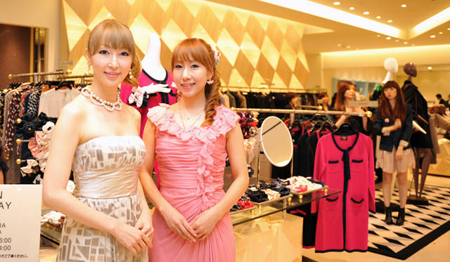 <strong>BARNEYS NEW YORK｜バーニーズ　ニューヨーク</strong>　バーニーズ　ニューヨーク福岡店レセプションパーティー　シュシュブランド「RHODON」より、オーナー兼デザイナーの西浦和子さん、柴田香里さん