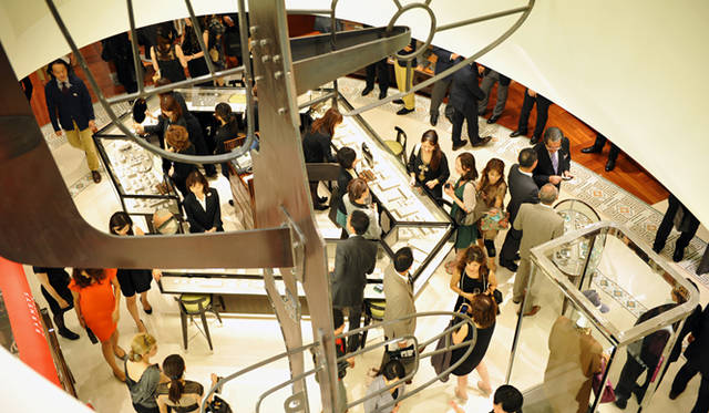 <strong>BARNEYS NEW YORK｜バーニーズ　ニューヨーク</strong>　バーニーズ　ニューヨーク福岡店レセプションパーティー　2階の吹き抜けより、ミューラルアート越しに見た1階ジュエリーコーナー