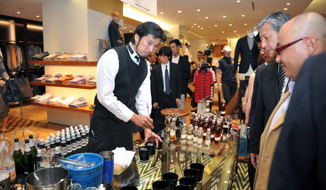 <strong>BARNEYS NEW YORK｜バーニーズ　ニューヨーク</strong>　バーニーズ　ニューヨーク福岡店レセプションパーティー　BAR ドルフィン×バーニーズ　ニューヨーク ブルックリンウィスキー カクテルサービス