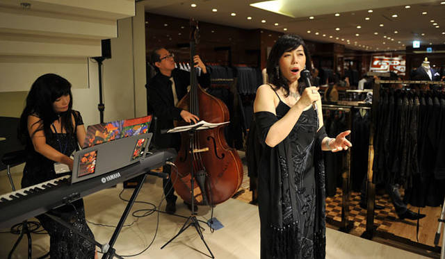 <strong>BARNEYS NEW YORK｜バーニーズ　ニューヨーク</strong>　バーニーズ　ニューヨーク福岡店レセプションパーティー　ジャズシンガー 山口 葵さん