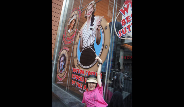 <strong>戸田恵子｜慌ただしくも充実した、夏を振り返る　その2　ニューヨーク観劇三昧！</strong><br />7月10日（日）『Anything Goes』<br />リバイバルミュージカルだけど、なんといってもこの作品で2度目のトニー賞主演女優賞に輝いたサットン・フォスターの美しい容姿、迫力ある歌声、乱れない息、そして圧巻!!　のドヤ顔（笑）。「エニシング・ゴーズ」はその昔、大地真央さん主演の東宝ミュージカルに私も出演したことがあり、とても思い出深い作品です。私もあんなに踊ってたんだと、感慨もひとしお。そして名優ジョエル・グレイにも会えたことに大興奮！　ブロードウェイの舞台で私はこのひとに何度も会えているラッキーな女です。ジョエルは1932生まれなんですって。79歳。すごい！