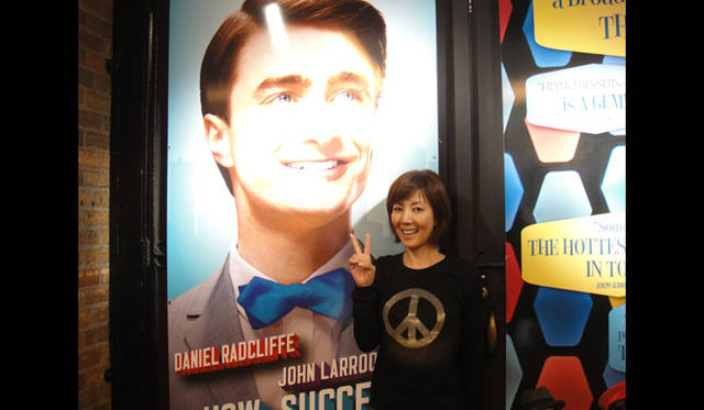 <strong>戸田恵子｜慌ただしくも充実した、夏を振り返る　その2　ニューヨーク観劇三昧！</strong><br />月12日（火）『HOW TO SUCCEED』<br />劇場のチケットBOXでチケットが入手できず大慌て！　奥の手を使って（？）ぎりぎり滑り込む始末。2階席で98ドルのところ、250ドル支払いました……（泣）。でも大満足！　人気のダニエル・ラドクリフくんは、歌もダンスも抜群で驚きました。芝居はもちろん達者だし、茶目っ気たっぷり！　ミュージカルデビュー作とは思えぬ輝きでした。観れてよかった。みんな『ハリーポッター』シリーズを観ているので、客席全体が親心をもって見守っている雰囲気でした（笑）。