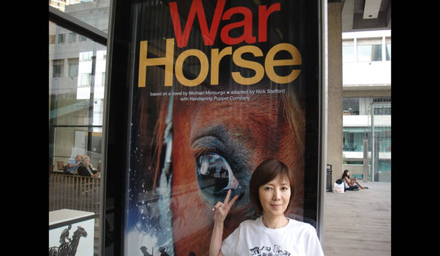 <strong>戸田恵子｜慌ただしくも充実した、夏を振り返る　その2　ニューヨーク観劇三昧！</strong><br />7月13日（水）『CATCH ME IF YOU CAN』<br />トニー賞2度目の主演男優賞に輝いたノーバート・リオ・バッツがもうすてきすぎます。日本でもテレビ放送されたトニー賞授賞式で披露したあのダンスシーン！　ブロードウェイの男優の層の厚さ。年齢、容姿にかかわらず、みんな歌って踊れるわけなんです。カッコイイ！　マチネ公演でしたが、エンジン全開で魅せてくれました。今回、私のイチ押し作品です。