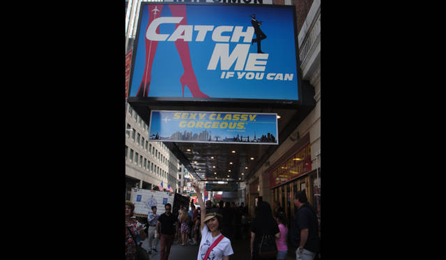 <strong>戸田恵子｜慌ただしくも充実した、夏を振り返る　その2　ニューヨーク観劇三昧！</strong><br />7月13日（水）『War House』<br />今回観たなかで唯一のストレートプレイ。言葉はチンプンカンプン。でも観たかったのです。イギリス発のこの作品は、今年のトニー賞5部門受賞です。なんといっても馬のパペットの動き。ものすごくリアルなんです。これはどうしても観たかった。英国らしく、じつに美しい。チケットは日本から手配済み。600ドルくらい……（泣）。