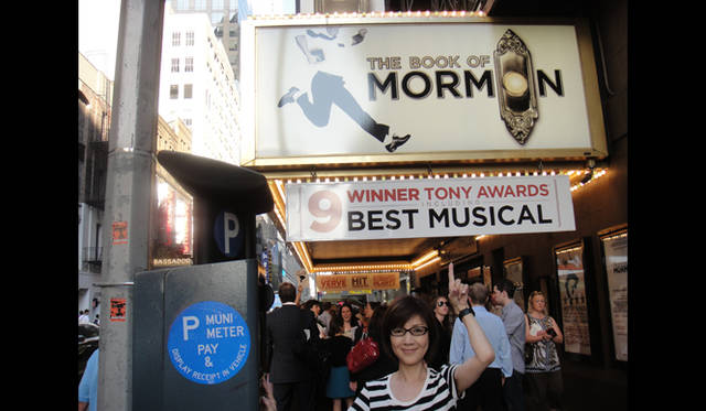 <strong>戸田恵子｜慌ただしくも充実した、夏を振り返る　その2　ニューヨーク観劇三昧！</strong><br />7月14日（木）『THE BOOK of Mormon』<br />今回の目玉ともいうべき作品。トニー賞では作品賞はじめ、9冠に輝いたミュージカルです。チケットは『War House』同様、入手に苦労しました。過去一番の支払いかも……。なんと1000ドル以上。初演の『プロデューサーズ』の700ドルを超えました。短期旅行者は辛い……（泣）。また来年来ても観られるだろうけど、キャストが変わる可能性もあるので、なんとしても頑張ってしまうんです。芝居は底抜けに楽しく、歌がすばらしく、観終わってスカッとした気分になりました。