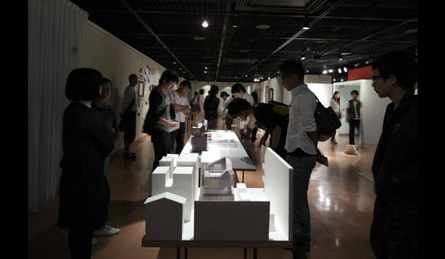 <strong>AAF通信｜U-30 記念シンポジウムI　開催レポート</strong><br />大勢のお客さんで賑わう展覧会場のようす。<br />Photo by Satoshi Shigeta ©Nacasa&Partners.Inc.