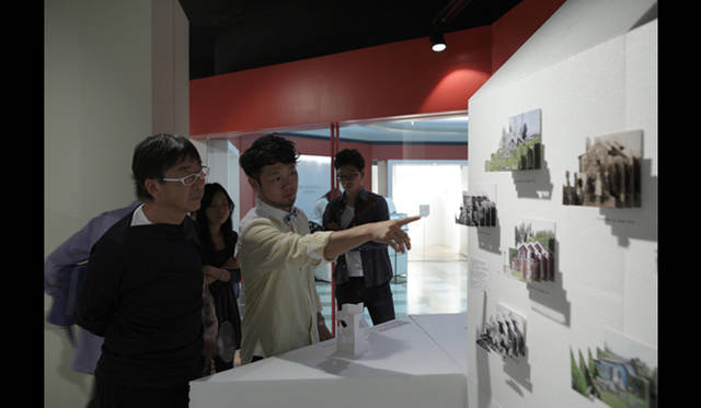 <strong>AAF通信｜U-30 記念シンポジウムI　開催レポート</strong><br />シンポジウムの前に、出展建築家からゲスト建築家 伊東豊雄氏に、展示作品についてプレゼンテーション。まずはじめに、加藤比呂史　ヴィクトリア・ディーマー  「Osaka Garden House / Lucky House」<br />Photo by Satoshi Shigeta ©Nacasa&Partners.Inc.