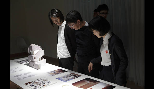 <strong>AAF通信｜U-30 記念シンポジウムI　開催レポート</strong><br />つづいて、大西麻貴「二重螺旋の家」（左は建築家の平沼孝啓氏）<br />Photo by Satoshi Shigeta ©Nacasa&Partners.Inc.