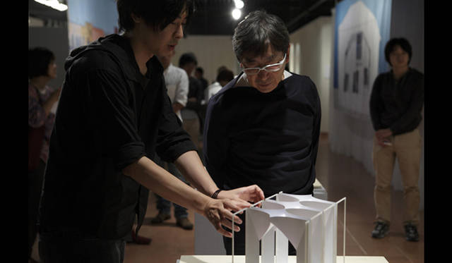 <strong>AAF通信｜U-30 記念シンポジウムI　開催レポート</strong><br />増田信吾　大坪克亘「小さな部屋」（写真は大坪克亘）<br />Photo by Satoshi Shigeta ©Nacasa&Partners.Inc.