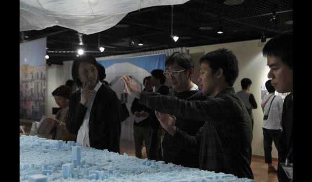 <strong>AAF通信｜U-30 記念シンポジウムI　開催レポート</strong><br />最後に、海法 圭 「空とぶマンタ」<br />Photo by Satoshi Shigeta ©Nacasa&Partners.Inc.