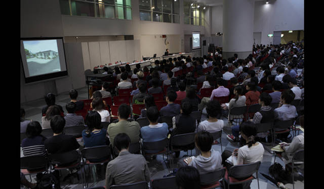 <strong>AAF通信｜U-30 記念シンポジウムI　開催レポート</strong><br />満席となったシンポジウム会場のようす。<br />Photo by Satoshi Shigeta ©Nacasa&Partners.Inc.