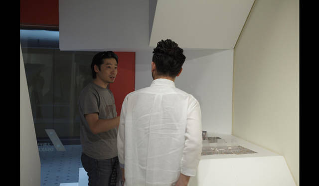 <strong>AAF通信｜U-30 記念シンポジウムI　開催レポート</strong><br />シンポジウムの前に、出展建築家からゲスト建築家に展示作品についてプレゼンテーション。加藤比呂史　ヴィクトリア・ディーマー  「Osaka Garden House / Lucky House」を、建築家 谷尻 誠氏にプレゼンテーション中。<br />Photo by Satoshi Shigeta ©Nacasa&Partners.Inc.