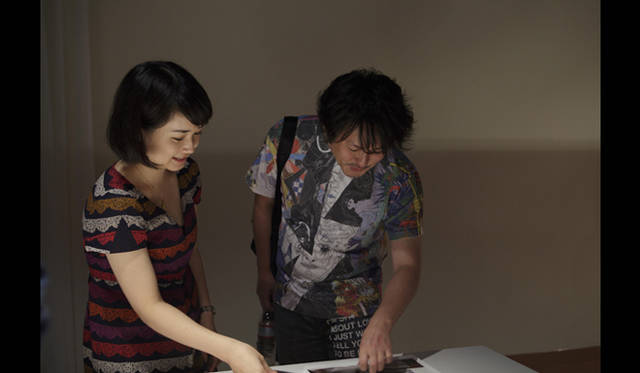 <strong>AAF通信｜U-30 記念シンポジウムI　開催レポート</strong><br />つづいて、大西麻貴 「二重螺旋の家」を五十嵐淳氏に説明します。<br />Photo by Satoshi Shigeta ©Nacasa&Partners.Inc.