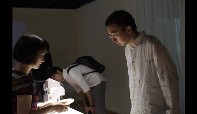 <strong>AAF通信｜U-30 記念シンポジウムI　開催レポート</strong><br />藤本壮介氏に、住宅で使われた照明器具の説明中。<br />Photo by Satoshi Shigeta ©Nacasa&Partners.Inc.