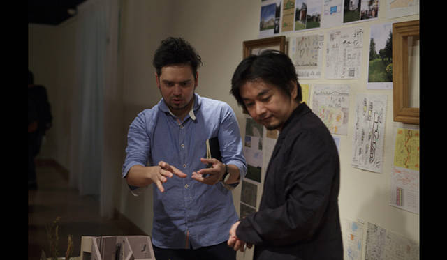 <strong>AAF通信｜U-30 記念シンポジウムI　開催レポート</strong><br />瀬戸口洋哉ドミニクの「島と梅の家 / Samsonow の村」について、平田晃久氏にプレゼンテーション。<br />Photo by Satoshi Shigeta ©Nacasa&Partners.Inc.