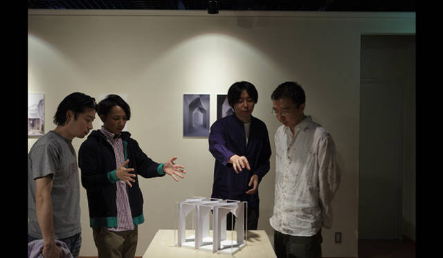 <strong>AAF通信｜U-30 記念シンポジウムI　開催レポート</strong><br />増田信吾　大坪克亘 「小さな部屋」<br />（写真左から　谷尻 誠氏、増田信吾氏、大坪克亘氏、藤本壮介氏）<br />Photo by Satoshi Shigeta ©Nacasa&Partners.Inc.