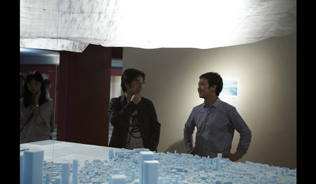 <strong>AAF通信｜U-30 記念シンポジウムI　開催レポート</strong><br />海法 圭の「空とぶマンタ」　平田晃久氏にプレゼンテーション。<br />Photo by Satoshi Shigeta ©Nacasa&Partners.Inc.