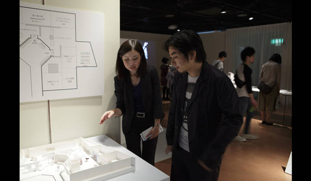 <strong>AAF通信｜U-30 記念シンポジウムI　開催レポート</strong><br />ゲスト建築家のみなさまに、AAF代表の古川より、展覧会場構成のご説明をさせていただきました。<br />Photo by Satoshi Shigeta ©Nacasa&Partners.Inc.