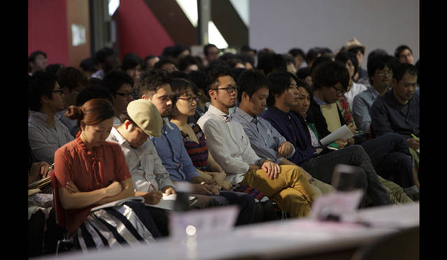 <strong>AAF通信｜U-30 記念シンポジウムI　開催レポート</strong><br />場所を移して、いよいよシンポジウムIIがスタート。ゲスト建築家のみなさんによる講演を実施。出展建築家のみなさんも最前列で講演がはじまるのを待ちます。<br />Photo by Satoshi Shigeta ©Nacasa&Partners.Inc.