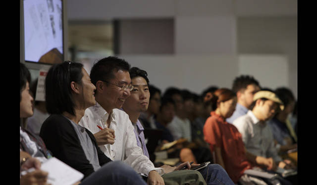 <strong>AAF通信｜U-30 記念シンポジウムI　開催レポート</strong><br />ゲスト建築家のプレゼンテーションを聞きながら歓談中。<br />Photo by Satoshi Shigeta ©Nacasa&Partners.Inc.