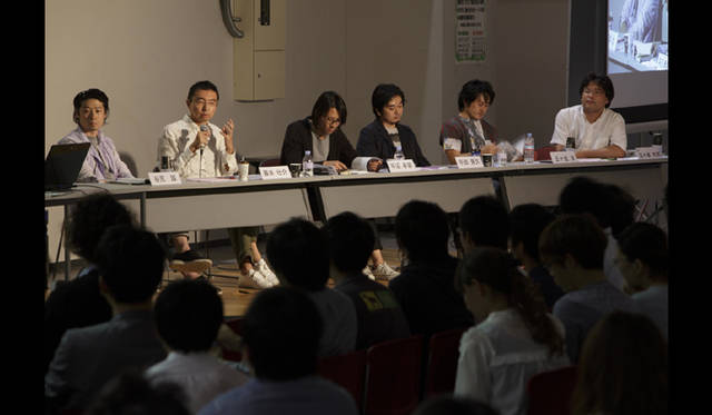 <strong>AAF通信｜U-30 記念シンポジウムI　開催レポート</strong><br />ゲスト建築家からつぎつぎと質問が飛び、徐々に会場は熱を帯びていきます。<br />（左から　谷尻誠氏、藤本壮介氏、平沼孝啓氏、平田晃久氏、五十嵐淳氏、五十嵐太郎氏）<br />Photo by Satoshi Shigeta ©Nacasa&Partners.Inc.