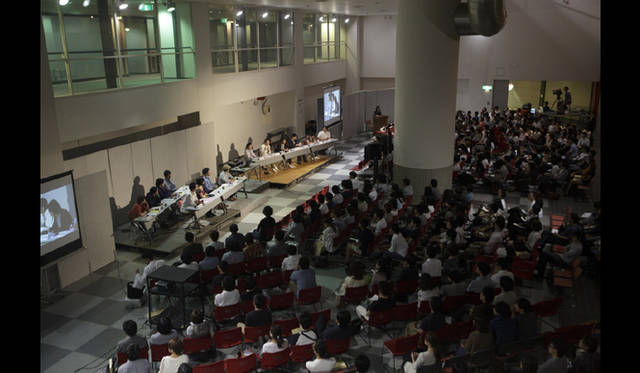 <strong>AAF通信｜U-30 記念シンポジウムI　開催レポート</strong><br />シンポジウム会場風景。この日も満員御礼となり、大盛況のうちに幕をおろしました。<br />Photo by Satoshi Shigeta ©Nacasa&Partners.Inc.