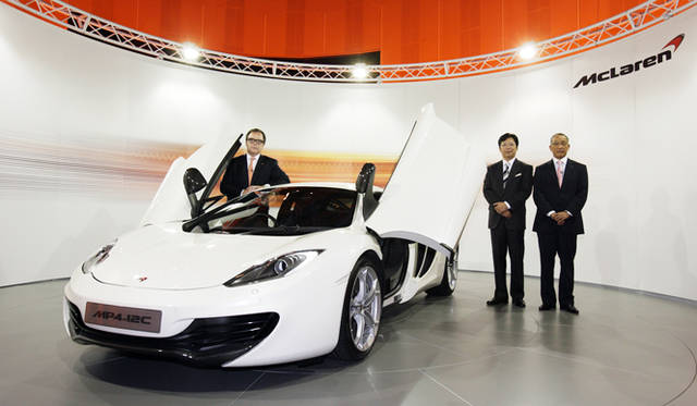 <strong>McLaren MP4-12C｜マクラーレン MP4-12C</strong>　　写真左からマクラーレン・オートモーティブ リージョナルダイレクター　イアン・ゴーサッチ氏、エムティーインターナショナル株式会社 代表取締役 兼 CEO 野上信雄氏、八光カーグループ 代表取締役 池田淳八氏。